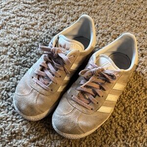 adidas Gazelle Kids Sneakers in light pink and White